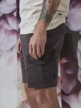 Bermuda de gabardina color marrón con múltiples bolsillos tipo cargo.