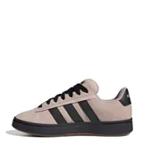 Championes Adidas Grand Court Alpha color taupe con detalles en negro, cordones negros y las tres tiras características de la marca en los laterales.