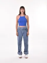 Musculosa negra con cuello halter y espalda descubierta.