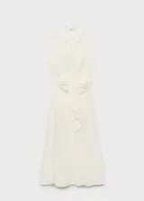 Vestido camisero midi color crudo con rayas verticales, sin mangas, cuello camisero, abotonado al frente y lazo para atar en la cintura.