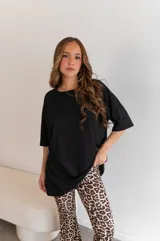 Remerón negro de morley viscosa, de corte holgado y mangas cortas.