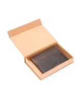 Billetera tarjetero de cuero marrón con costuras claras y logo de pato grabado en la parte inferior.