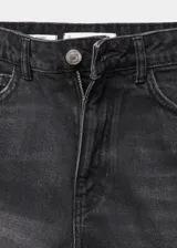 Short de jean negro con tiro alto, corte mom fit, cinco bolsillos, cierre con cremallera y botón, y ruedo con dobladillo.