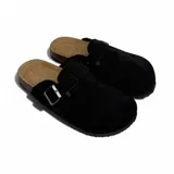 Zuecos negros con hebilla plateada ajustable y plantilla anatómica de corcho.