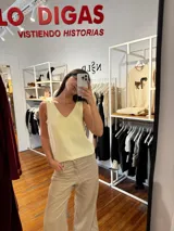 Musculosa color amarillo pálido con escote en V, confeccionada en mezcla de lino y algodón.