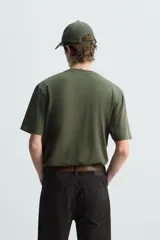 Camiseta verde militar de corte recto, cuello redondo y manga corta.