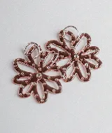 Par de aros colgantes con forma de flor calada color cobre, con strass incrustado y gancho de acero quirúrgico.