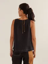 Musculosa color crema de lino, con escote en V y corte holgado.