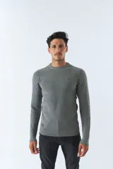 Sweater gris de tejido de punto con cuello redondo y logo bordado en el pecho.