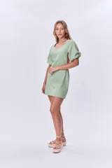 Vestido corto verde de lino, con escote cuadrado, mangas abullonadas cortas y corte recto.