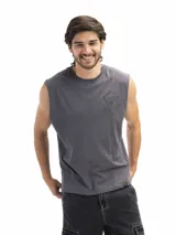 Musculosa color borgoña con estampado frontal con la frase "Chill Out" en color blanco. Corte holgado y sin mangas.