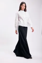 Pantalón de jean negro extra ancho, con diseño de piernas amplias y corte recto.