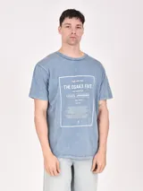 Remera negra con estampa rectangular con diseño abstracto de líneas blancas y texto "Break All The Rules New York City".