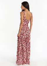 Vestido largo de tirantes con estampado de cerezas, de la marca brasilera Triya.