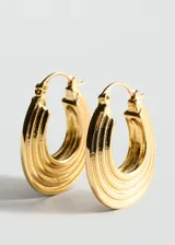 Par de aros dorados con diseño de aro mediano y textura con relieve.