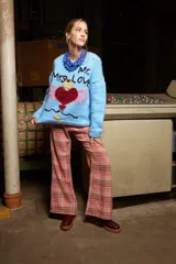 Sweater tejido a mano color celeste con cuello redondo, puños y ruedo acanalados. Presenta bordados de un corazón rojo con corona y las inscripciones "Mr" y "Mrs Lover".