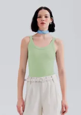 Musculosa negra de breteles anchos y corte ajustado, confeccionada en tejido acanalado.