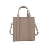 Cartera tipo tote bag color negro con doble asa corta, tira larga regulable y desmontable, cierre superior y aplique metálico con forma de labios. Incluye organizador interno.