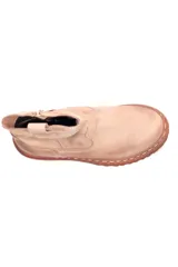 Botín color beige de cuero con suela marrón de goma.