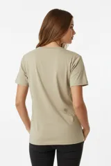 Remera color beige de algodón con cuello redondo y manga corta. Estampado con dos estrellas con patrón animal print y dos cerezas.