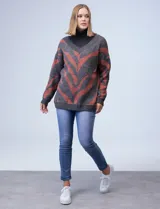 Buzo tejido, marca Joseph A, modelo amplio, con cuello alto y estampado con líneas diagonales color ladrillo sobre fondo gris.