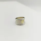 Anillo ancho de plata con textura y bordes lisos, con el símbolo de psicología en oro 18k.