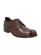Zapato de vestir acordonado color marrón oscuro, con puntera redondeada y suela de goma.