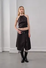 Falda midi marrón de poplin con cinturón negro.