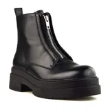 Bota corta negra de cuero sintético, con plataforma y cierre frontal con cremallera.