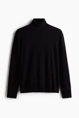 Polera negra de punto fino, cuello alto, corte ajustado y mangas largas.