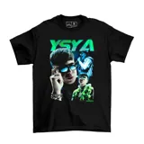 Remera negra de algodón con estampado de Ysy A en tonos verdes y azules.