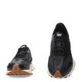 Championes New Balance modelo 327, color negro, con detalles en cuero y suela de goma color caramelo.