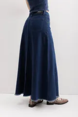 Falda larga de jean celeste, con corte sirena y abertura frontal.
