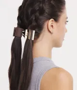 Set de dos pinzas para el pelo rectangulares, una color marrón y otra dorada.