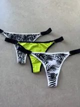 Pack de tres colaless de algodón y lycra con elástico ancho. Incluye un colaless con estampado de piel de serpiente en blanco y negro, uno liso color verde flúor y uno con estampado de hojas de palmera en blanco y negro.