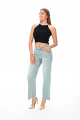 Musculosa negra de viscosa con cuello halter y detalle de strass en el cuello.