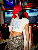 Remera color crudo de corte cropped con estampa de Chip y Dale.