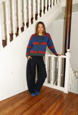 Saco de rombos colorido, con cuello a la base y diseño corto, ideal para looks vibrantes.