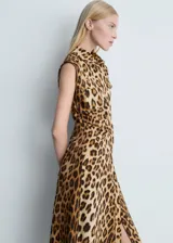 Vestido midi sin mangas con estampado animal print de leopardo, cuello camisero y cierre frontal con botones.