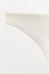 Tanga color blanco confeccionada en hilatura con modal, de tiro medio y cintura elástica.