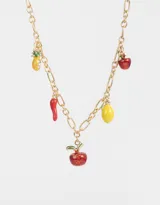 Collar corto dorado de cadena de eslabones con dijes esmaltados de frutas: ananá, ají, manzana, limón y cereza.