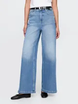 Pantalón de jean celeste de corte ancho, tiro alto y efecto degradado en el ruedo.