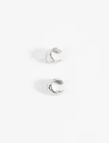 Set de dos earcuffs en color plateado, con diseño grueso y moderno para uso diario.