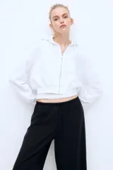 Pantalón negro de corte holgado en punto suave, con piernas rectas y elástico revestido con cordón para ajustar en la cintura.