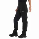 Pantalón de mujer color negro, de corte recto y tiro medio. Confeccionado en tejido elástico que combina algodón, nylon y spandex. Cuenta con bolsillos laterales y ajuste en los tobillos.