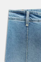 Jeans de tiro alto, pierna ancha y largo al tobillo, en denim celeste claro con efecto lavado. Presenta costura marcada en el centro de cada pierna y cierre frontal con cremallera y botón.