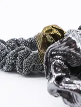 Set de cuatro scrunchies para el pelo, con texturas metalizadas en plateado, dorado y negro.