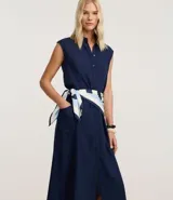 Vestido chemise plano en lino color azul marino, con botones frontales y manga corta.