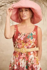 Vestido midi con estampado floral en tonos terracota, con escote cuadrado, sin mangas, corte a la cintura con cinturón de rafia y falda con vuelo.