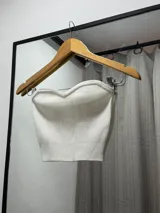 Top blanco tipo corset, sin mangas y con tirantes finos. Tejido de punto acanalado.